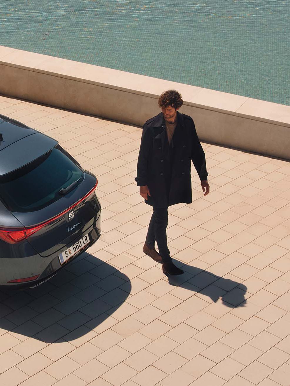 Homem a observar a costa junto ao SEAT Leon Sportstourer