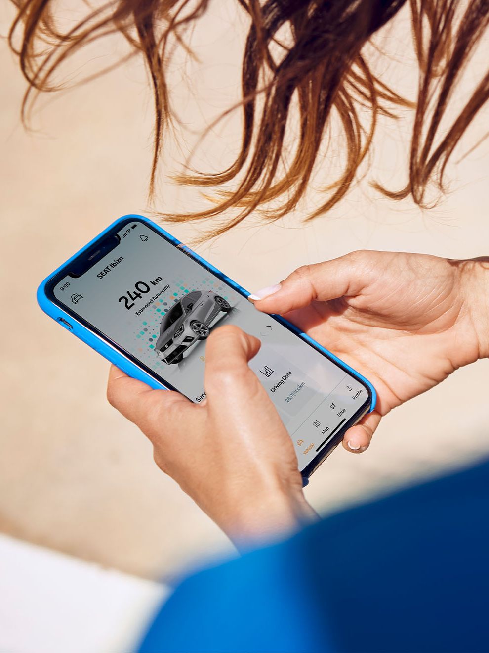 Mulher  a usar o smartphone perto do seu lugar 