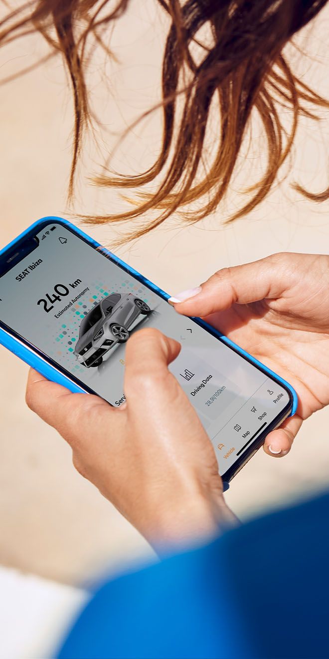 Mulher  a usar o smartphone perto do seu lugar 