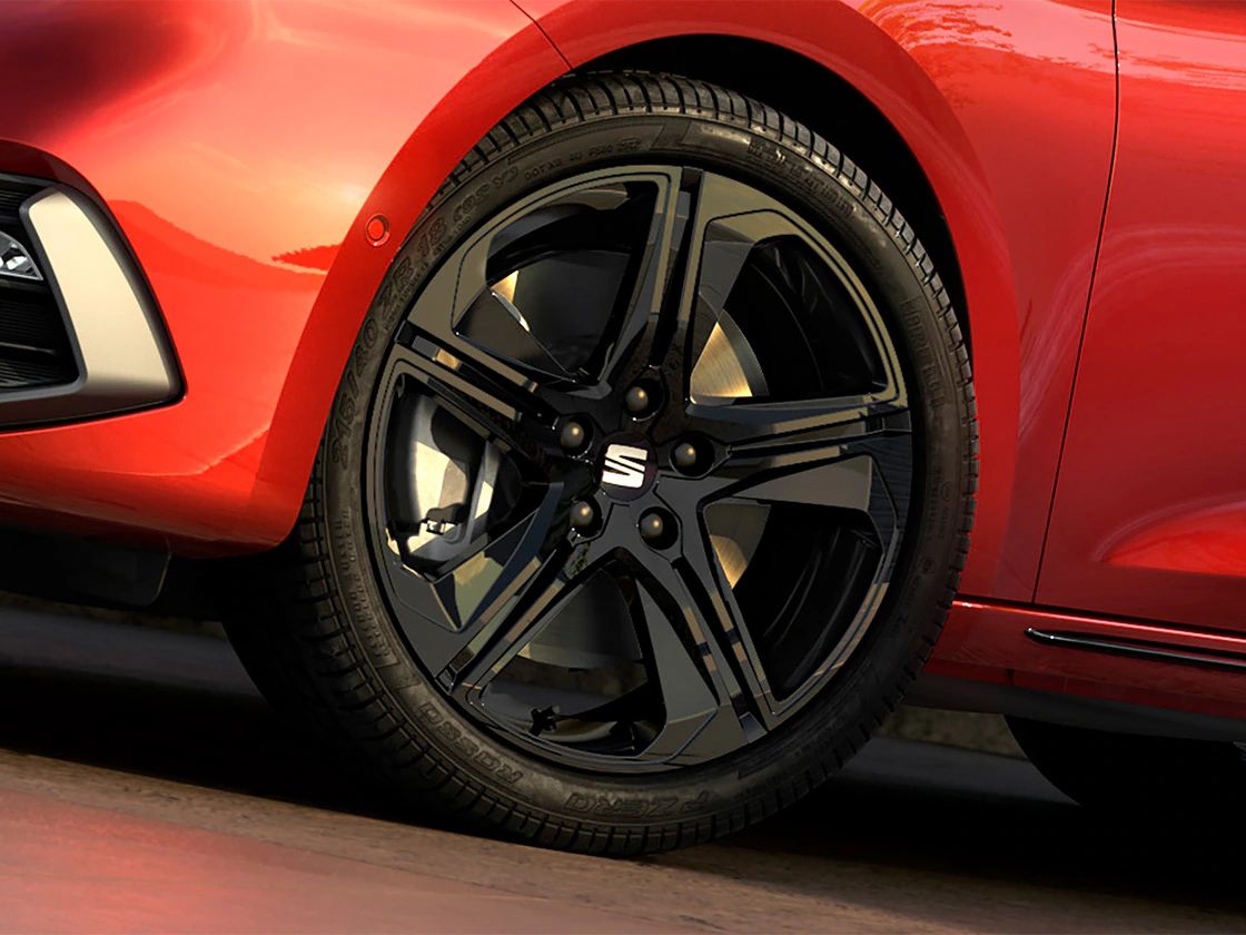 Jantes de liga leve de 18 polegadas no SEAT Leon Black Pack Edition, para um visual arrojado e elegante.