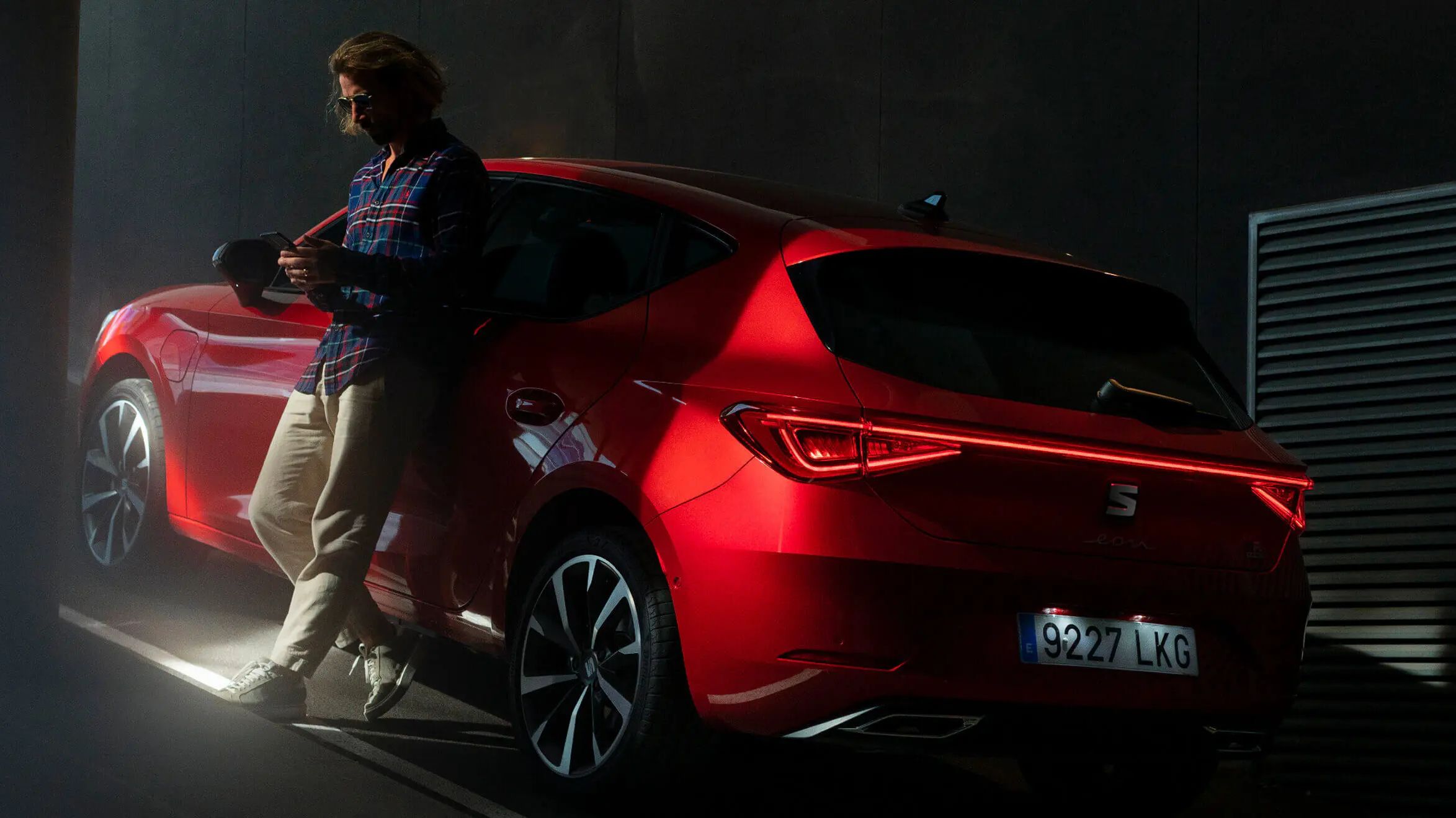 Homem a ligar o telemóvel ao SEAT Full link
