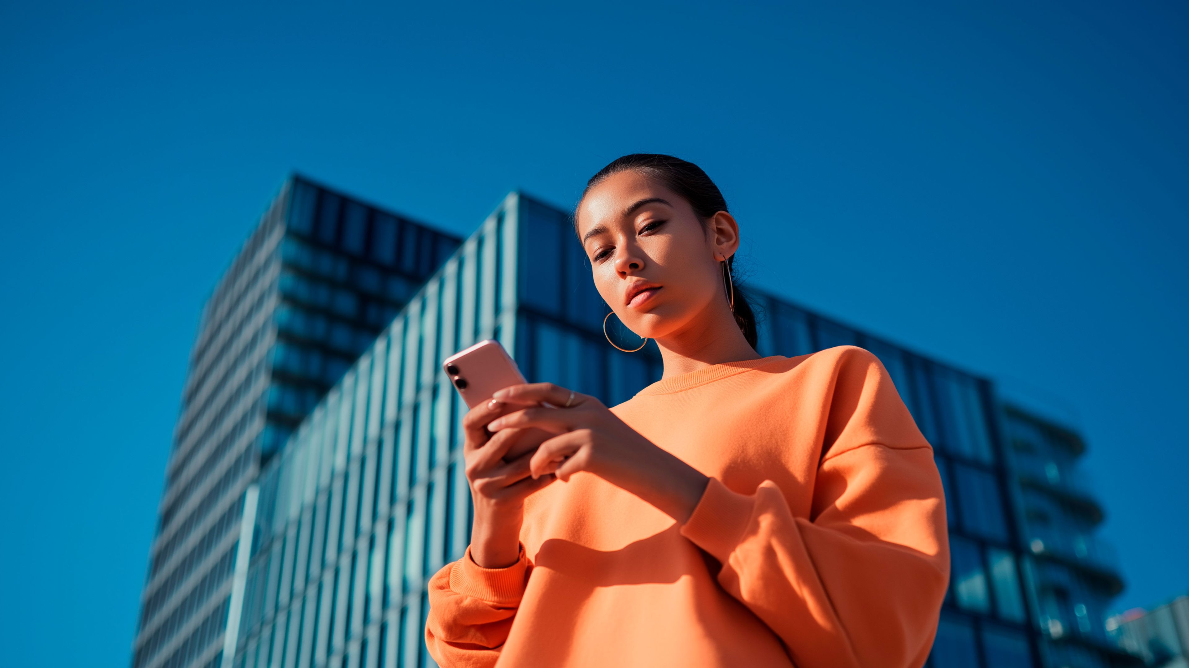 Pessoa a segurar o seu smartphone a verificar a funcionalidade SEAT Connect.