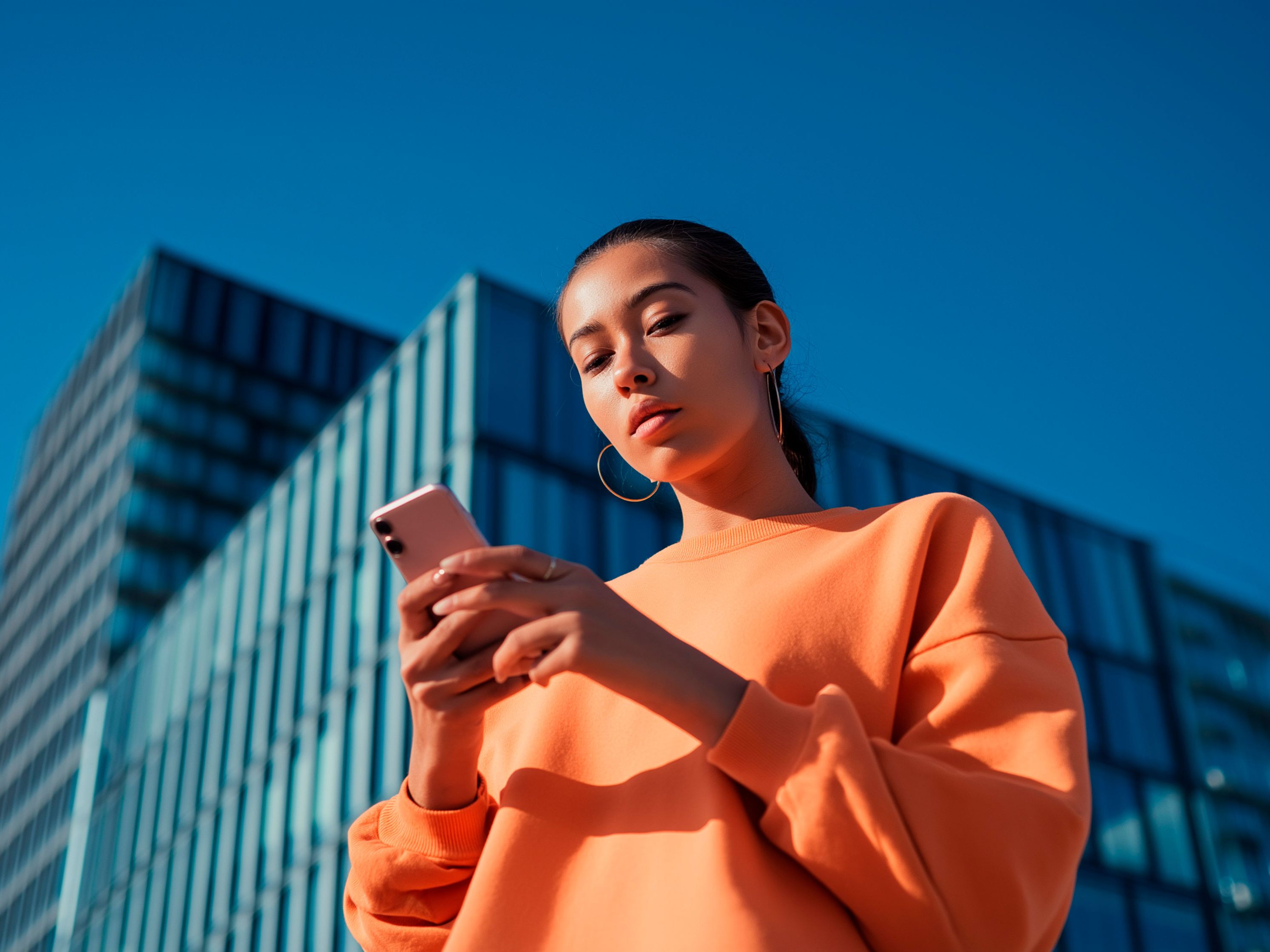 Pessoa a segurar o seu smartphone a verificar a funcionalidade SEAT Connect.