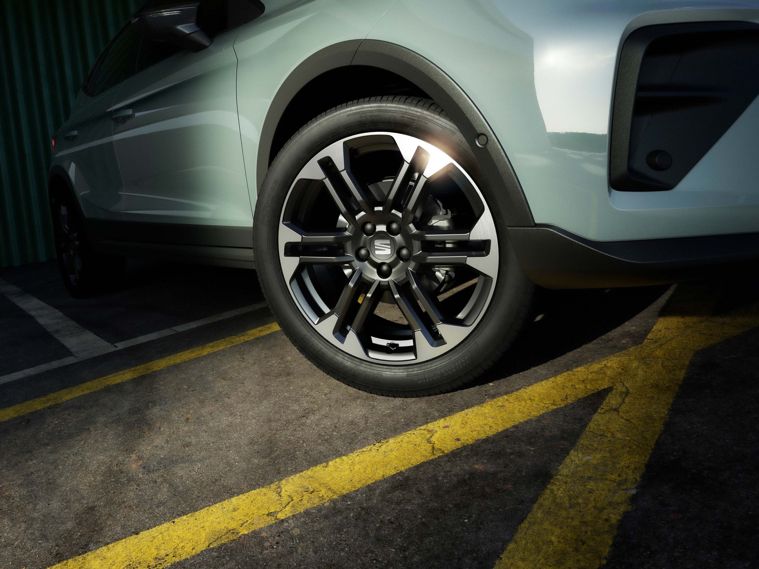 Close-up das jantes de liga leve Performance maquinadas de 18 polegadas do SEAT Arona.