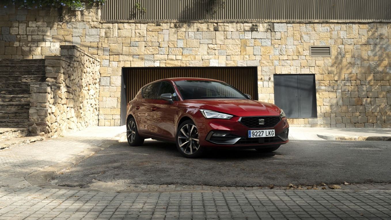 SEAT Leon fr vermelho desire estacionado junto a um edifício