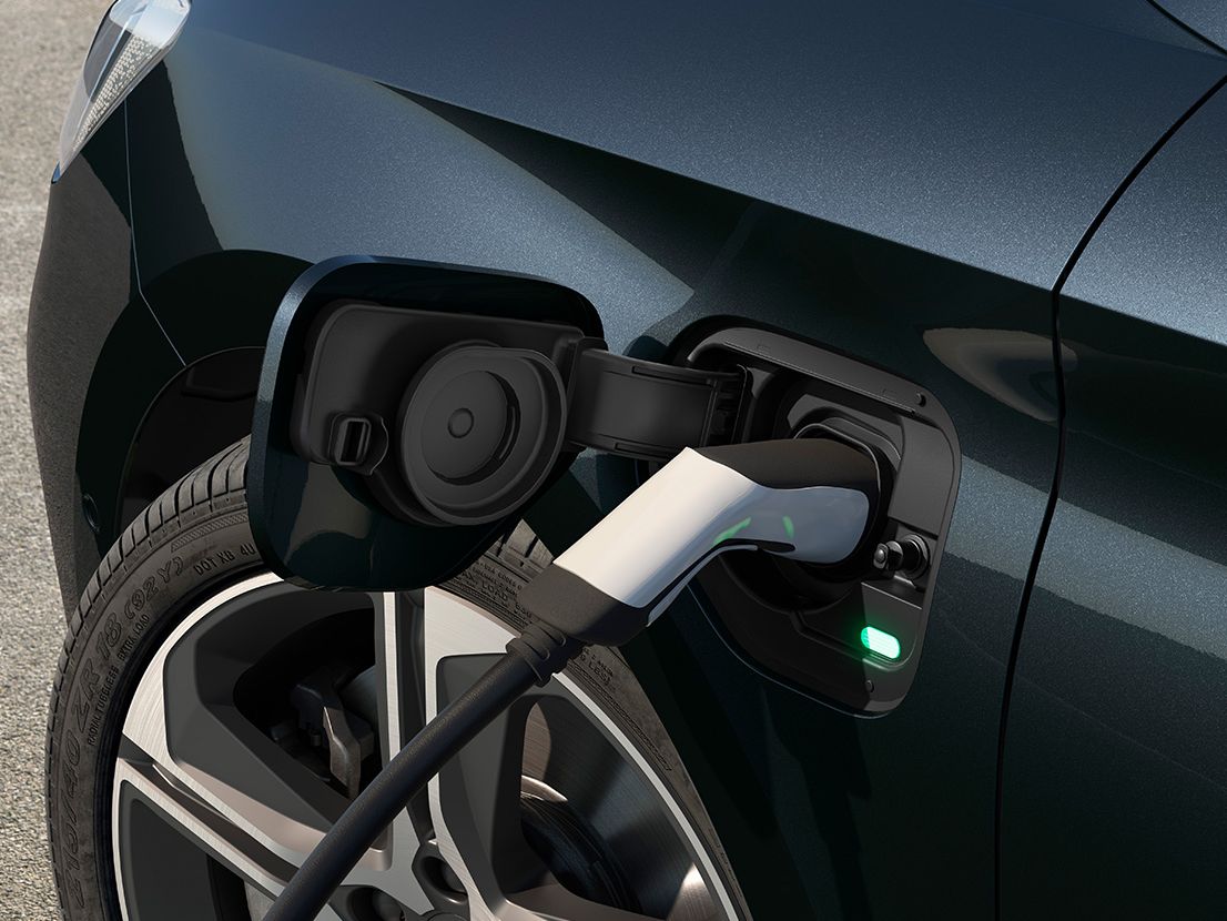 Porta de carregamento do Seat Leon 2025 híbrido plug-in com sistema de travagem regenerativa.