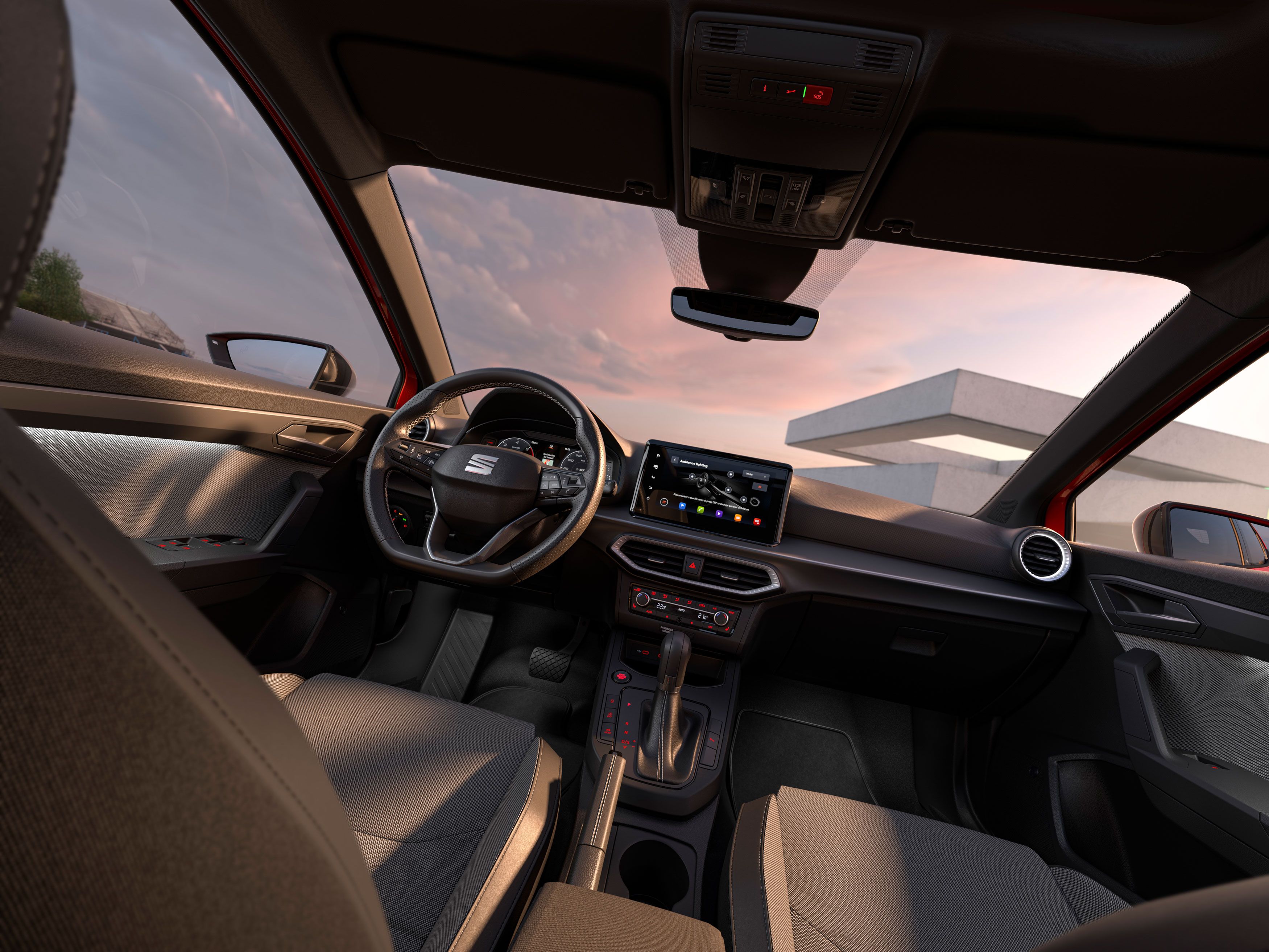 Vista do interior do novo SEAT Ibiza, destacando detalhes como parte dos estofos, o ecrã tátil ou o volante.