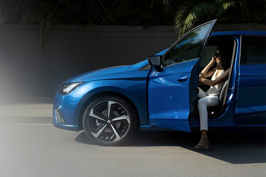 Vista lateral do SEAT Ibiza na cor Azul Safira