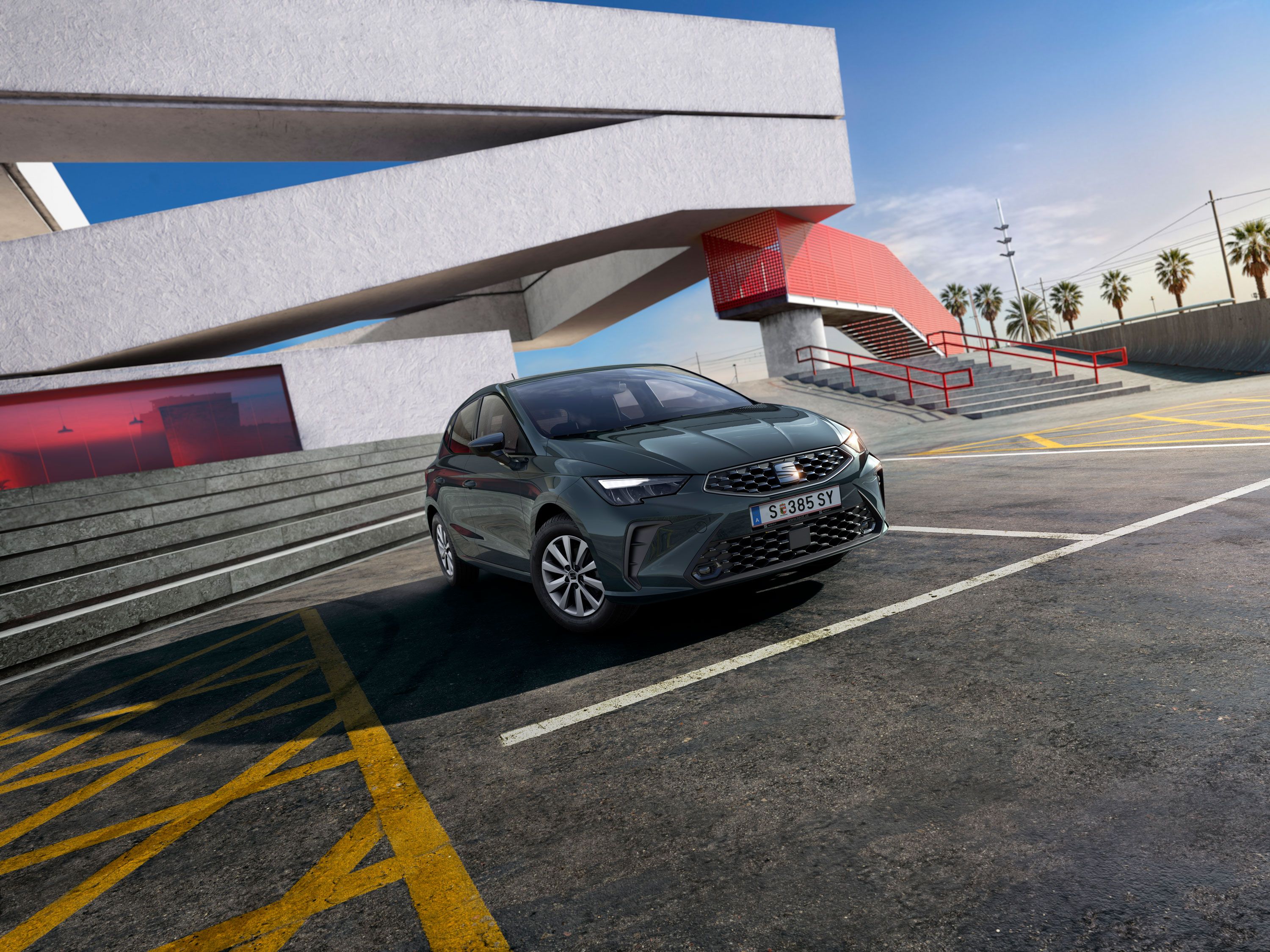 Vista lateral do novo SEAT Ibiza estacionado ao ar livre.