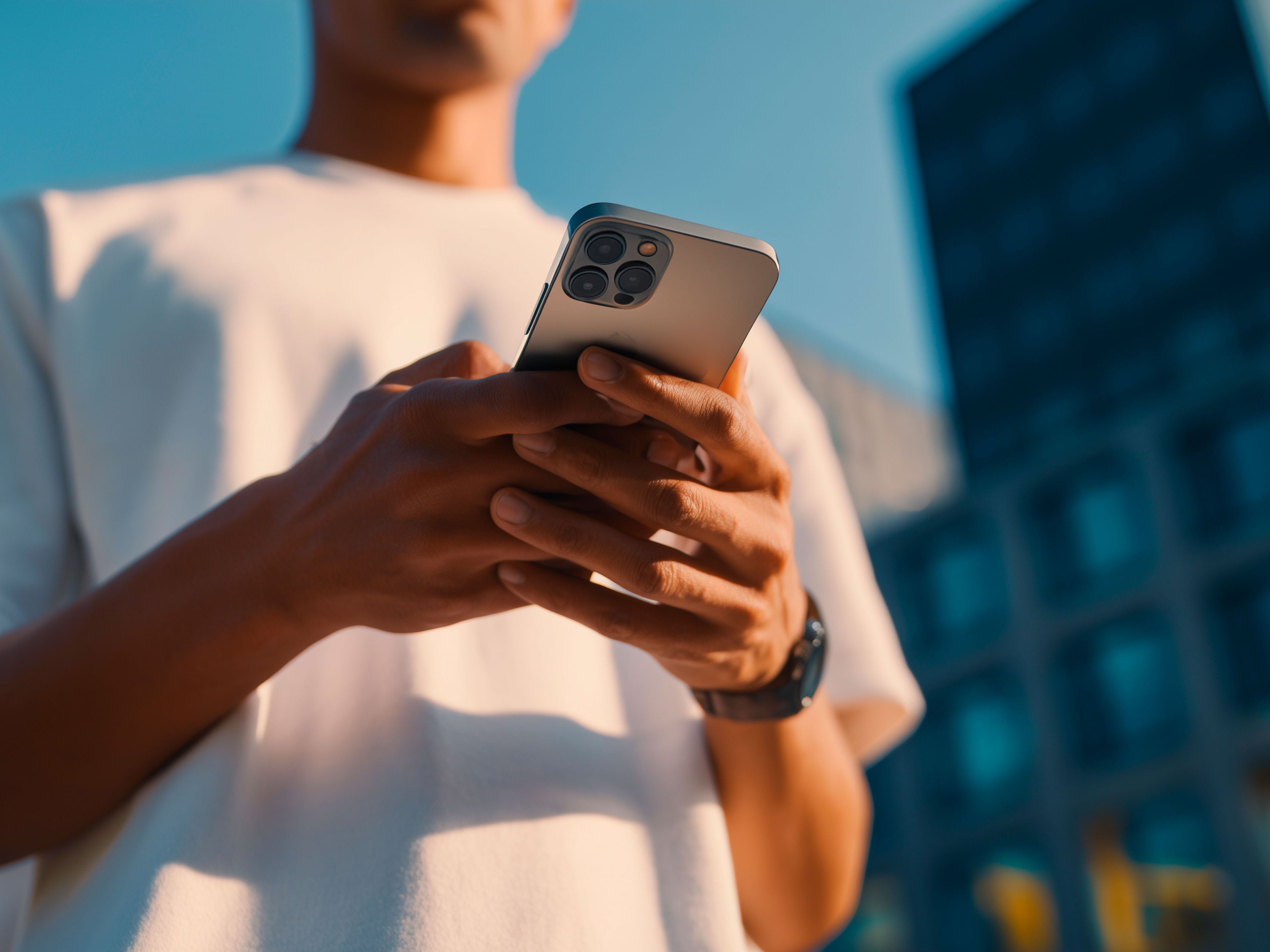 Pessoa a usar o smartphone para mostrar como é fácil aceder remotamente ao carro, graças à app My SEAT.