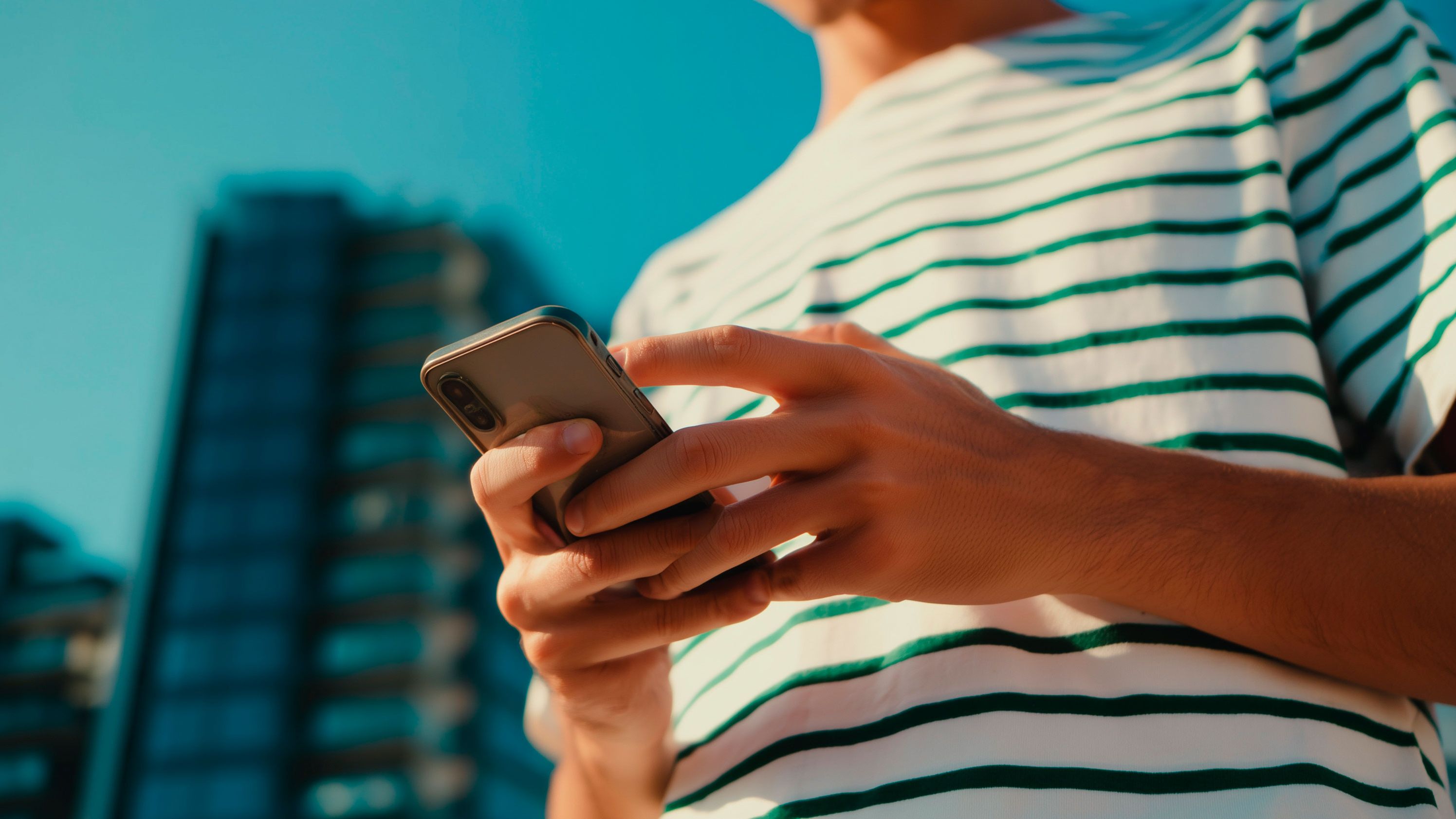 Homem a utilizar o seu smartphone para mostrar como é fácil aceder remotamente ao carro, graças à aplicação My SEAT.