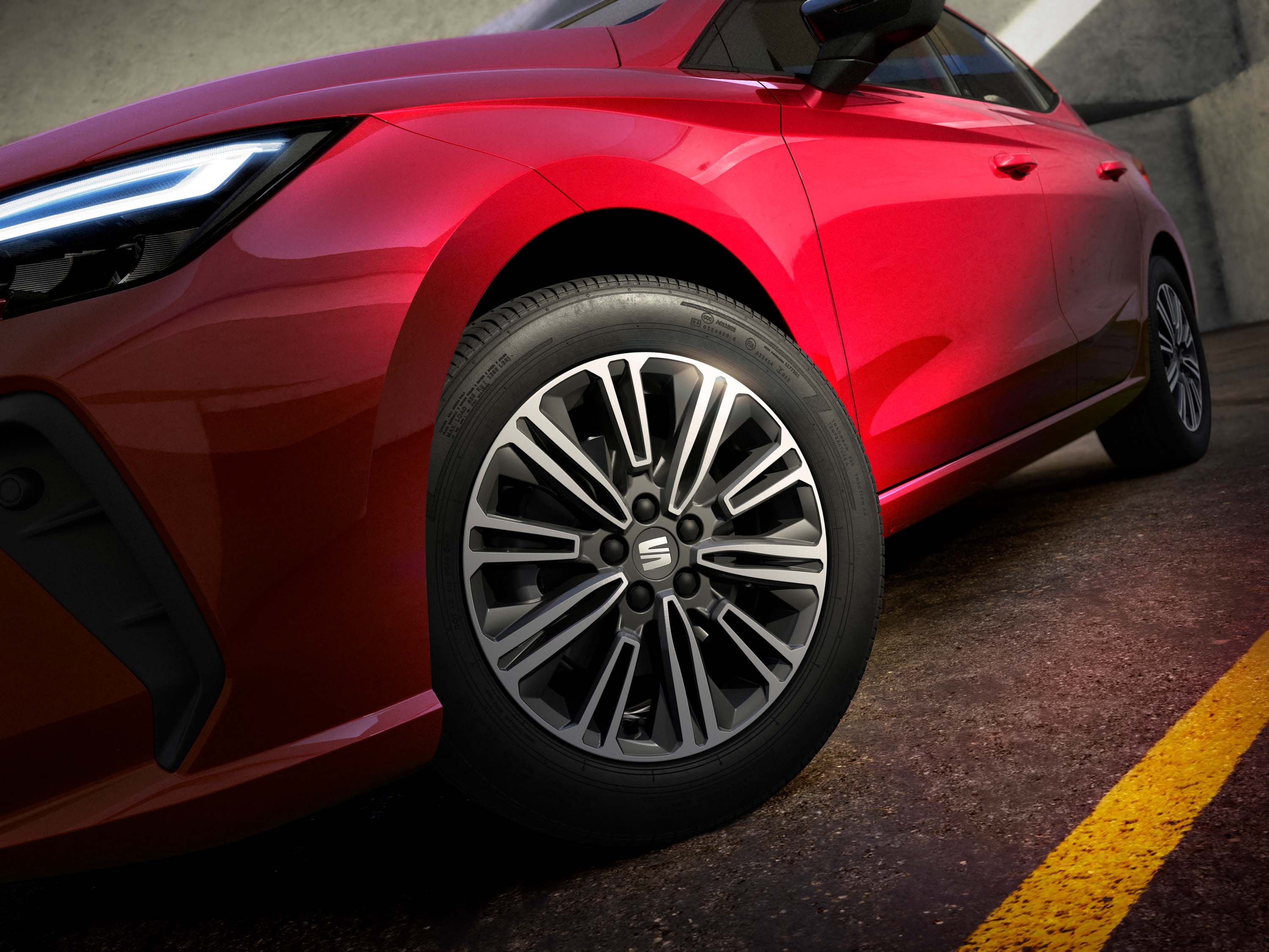 Vista das jantes de liga leve dynamic de 16 polegadas do novo SEAT Ibiza com acabamento maquinado 