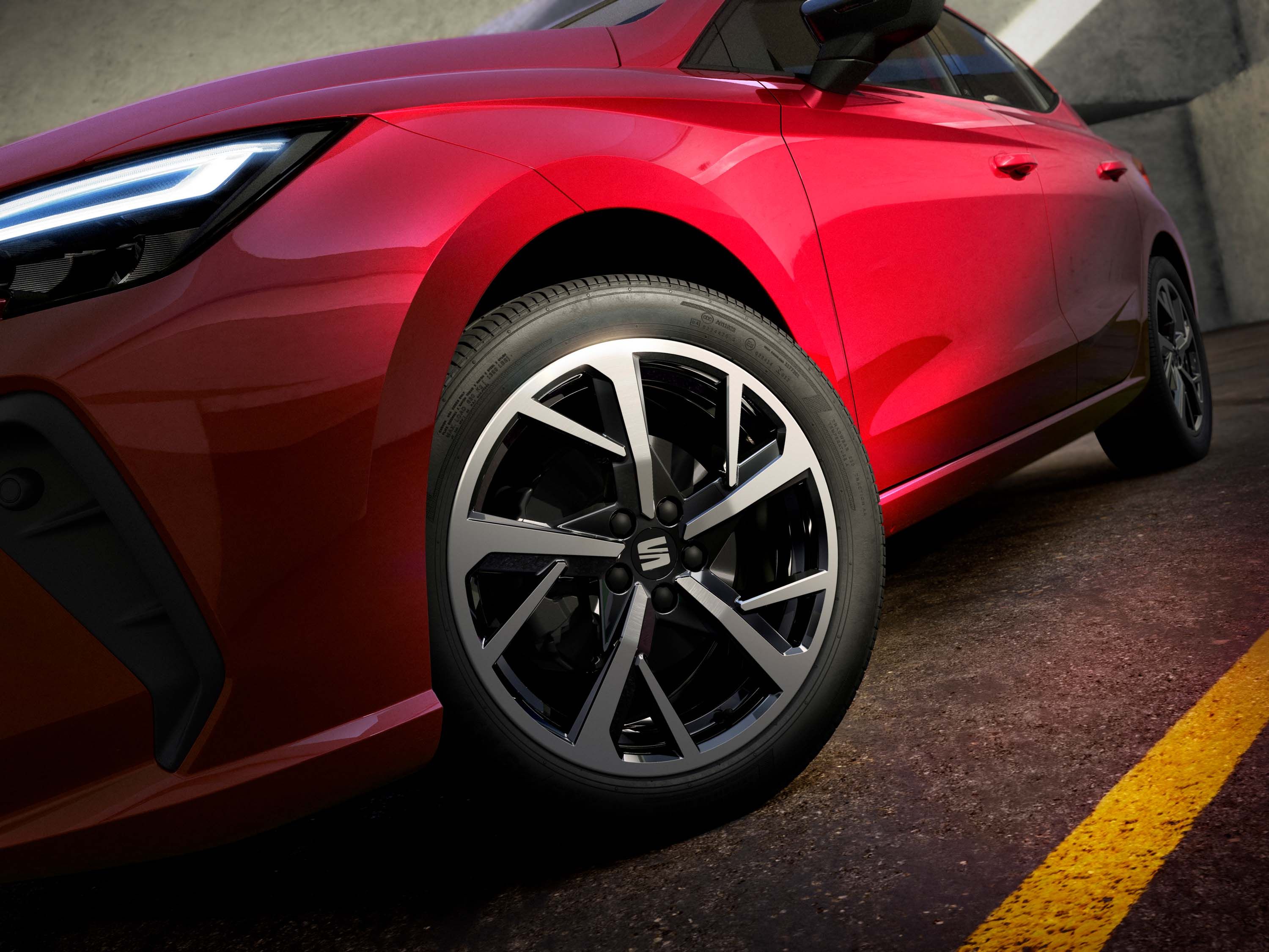 Vista das jantes de liga leve dynamic de 17 polegadas do novo SEAT Ibiza com acabamento maquinado.