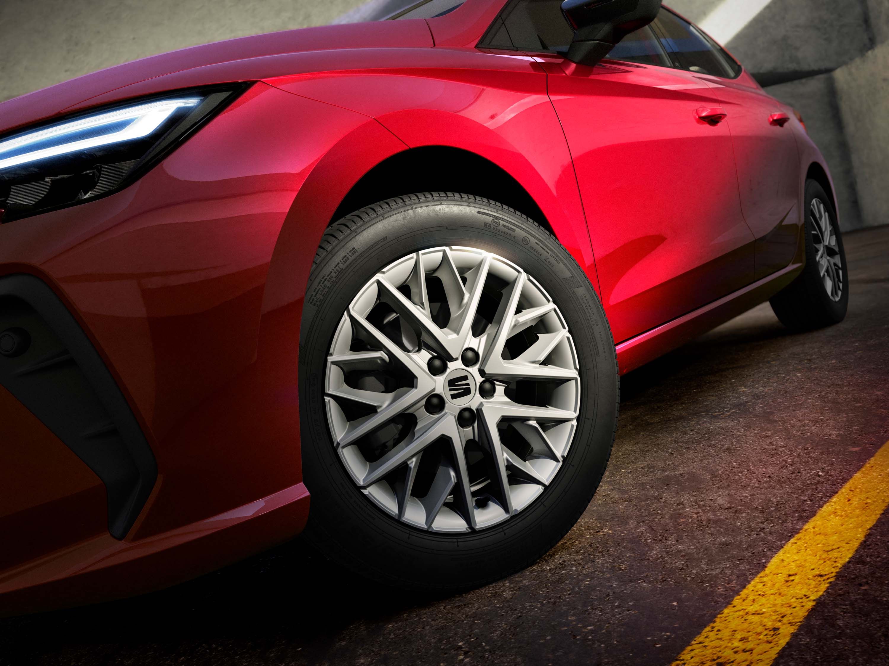 Vista das jantes de liga leve de 16 polegadas do novo SEAT Ibiza com design exclusivo.