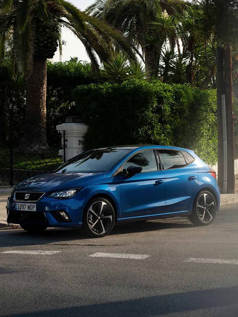 mulher a caminhar junto ao SEAT Ibiza