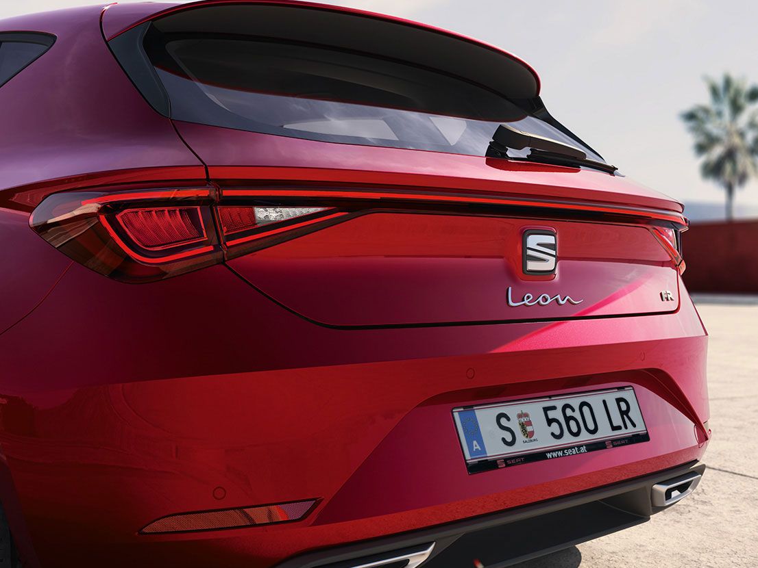 SEAT Leon vermelho desire com para-choques traseiro com LED infinita